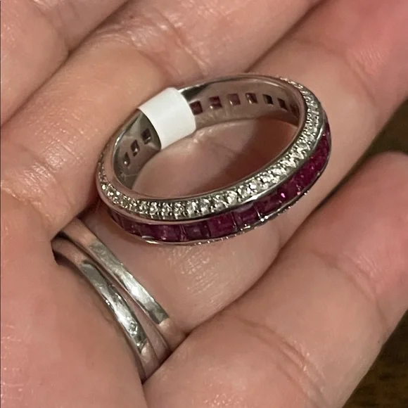 Dazzling Silver and Pink Gemstone Ring - Picture 2 of 10